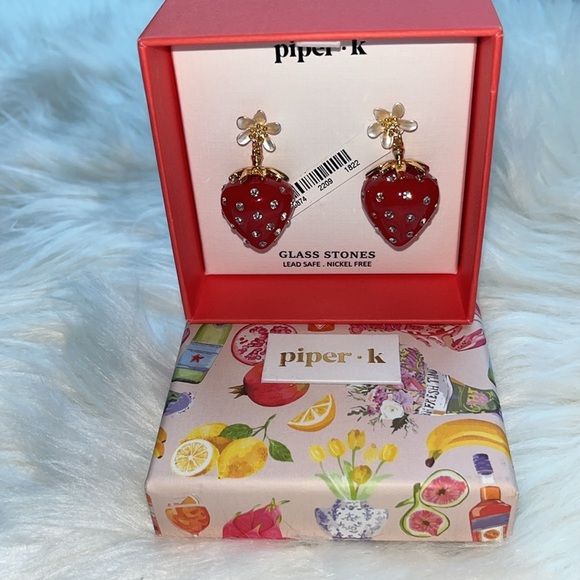 🆕 Piper K Red Strawberry Earrings Pierced - Picture 1 of 6